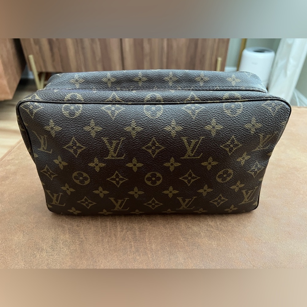 Authentic Louis Vuitton Trousse Toilette 28